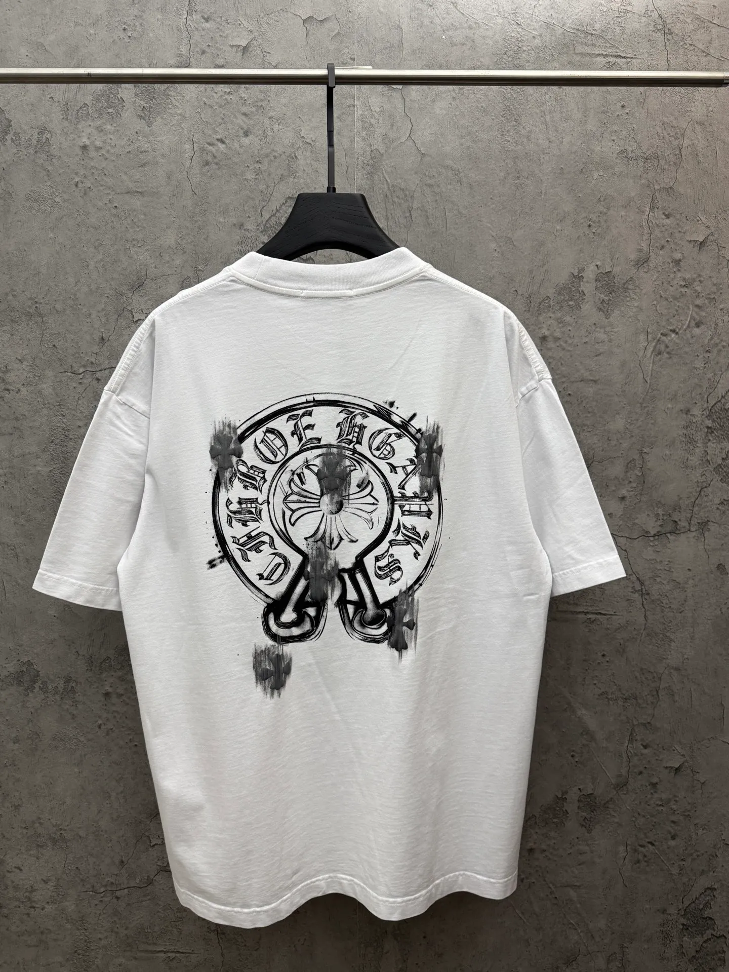 P190 top version, real shot without P, ​​different from market currency) 𝗖𝗵𝗿𝗼𝗺𝗲 𝗛𝗲𝗮𝗿𝘁𝘀/Croxin 2026 Spring New Original Single Counter American Laser Direct Injection Couple Short Sleeves 👑The highest version! Customized fabric 300g washed, best-selling model at the counter, very comfortable to wear. Accessories: original molded and authenticated collar label ➕ 100% silk wash label. Genuine purchase-grade original hangtag➕matching hanging rope➕3D hanging beads➕original packaging bag. Craftsmanship: The original version has consistent wiring! The highest version of the armhole matching technique! Color: White Black Gray Size: S M L XL Style Number: 26-2057